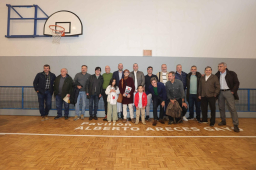 Familiares y amigos de Alberto Areces en el Pabellón Alberto Areces Gayo Foto cedida por La Opinión A Coruña)